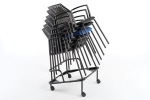 Mit einem Rollwagen lassen sich die Stapelstühle leicht transportieren